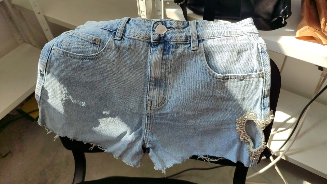 Ženske kratke hlače iz džinsa z aplikacijo