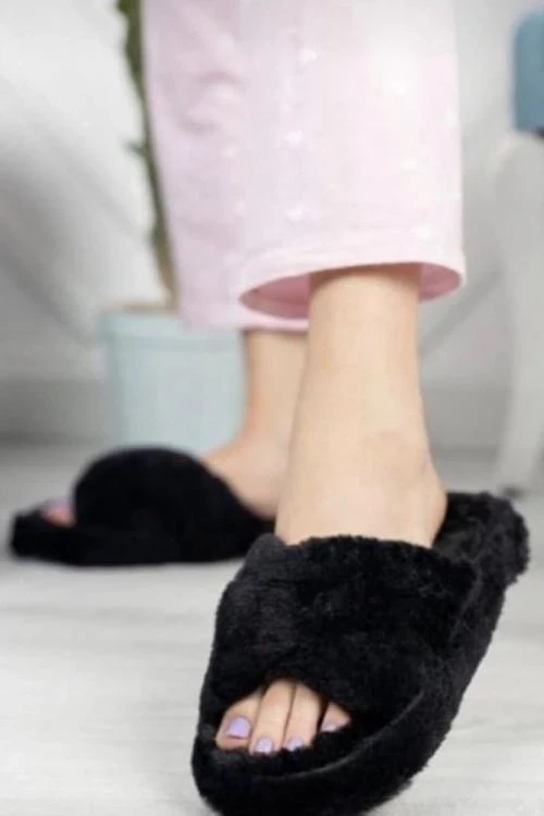 Papuci pufosi pentru femei