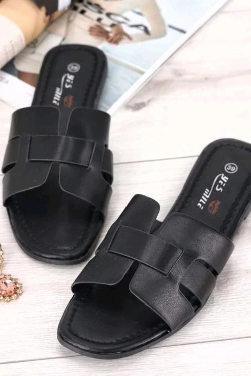 Casual sandals and slippers