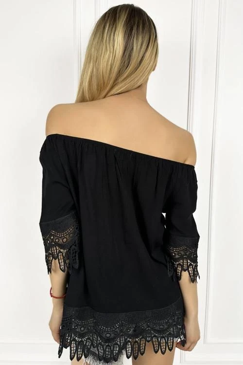 Women's blouse with short sleeves and knitted lace