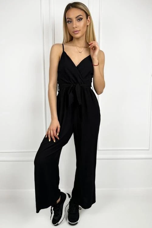 Női jumpsuit pántokkal és övvel