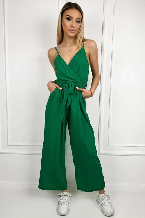 Női jumpsuit pántokkal és övvel