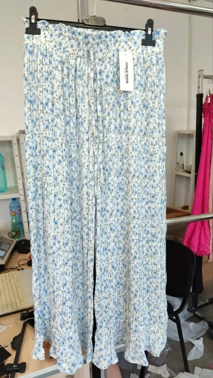 Pantaloni cu desen floral si pliuri pentru femei