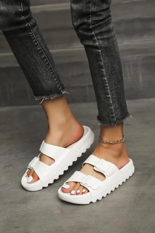 Casual sandals and slippers